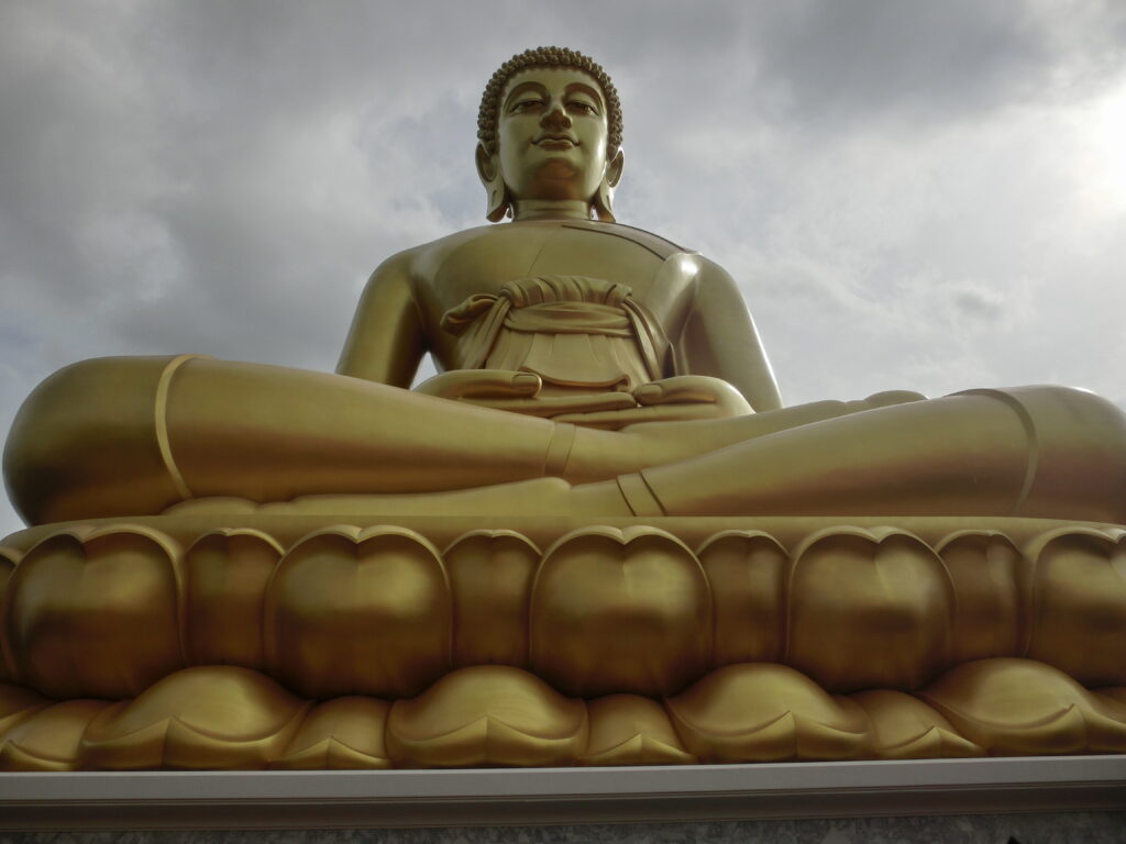 Wat Paknam - posąg Buddy na zewnątrz