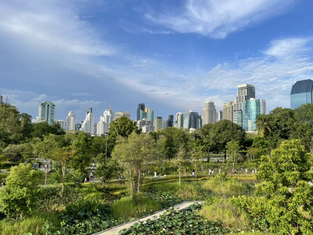 Widok na Benchakitti Park w Bangkoku