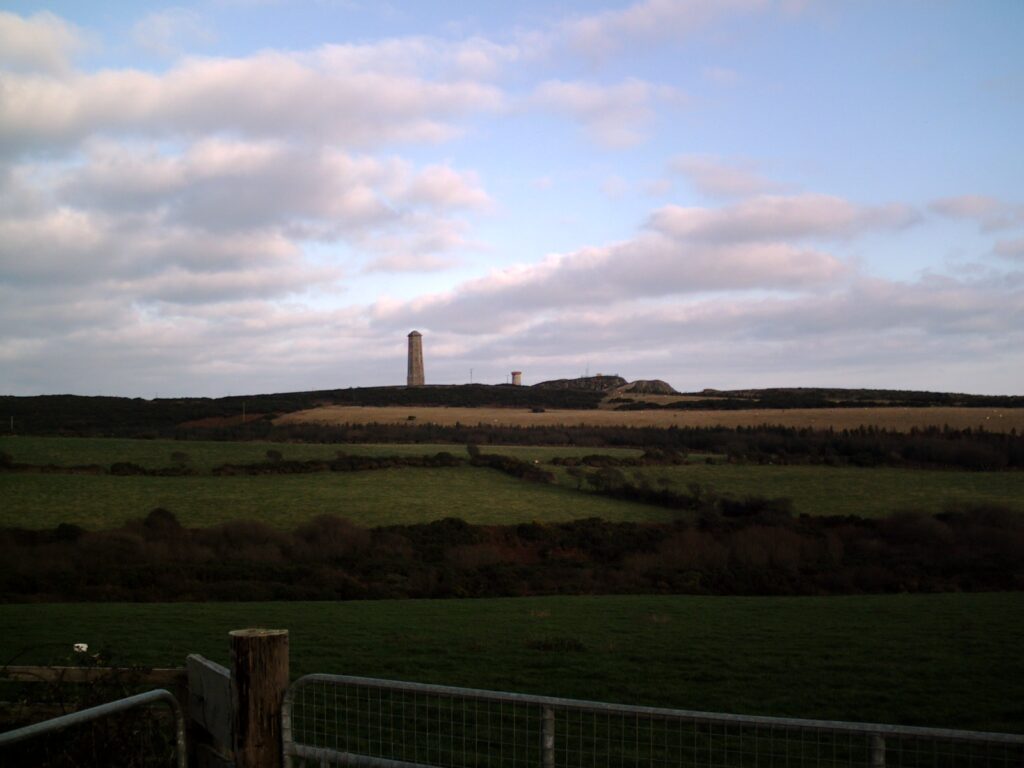 Glen Beach Cliff Walk - latarnia w oddali