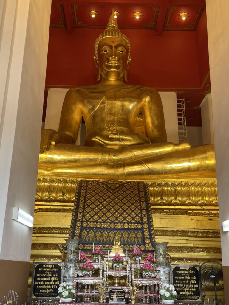 Wihan Phra Mongkhon Bophit - wielki posąg Buddy w świątyni