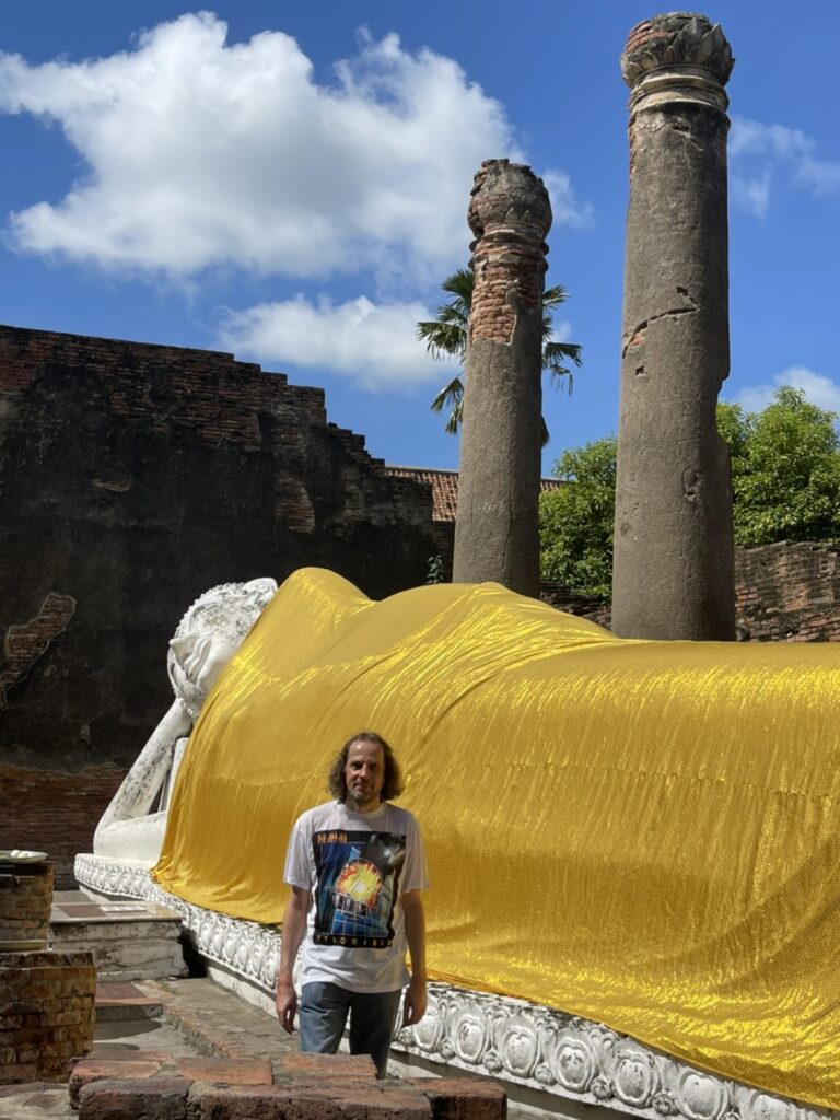 Wat Yai Chai Mongkhon - posąg leżącego Buddy zwrócony na wschód