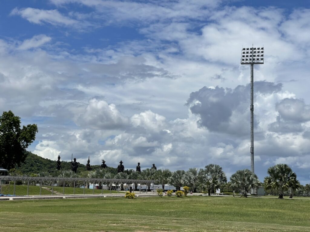 Rajabhakti Park - widok na posągi królów Tajlandii