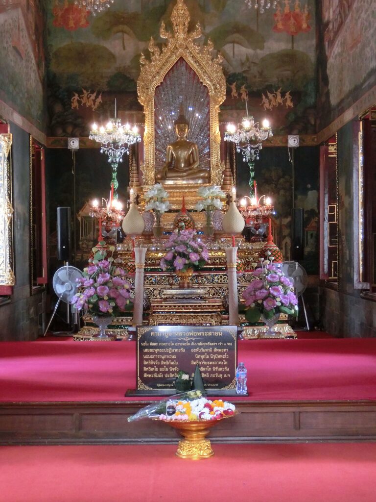 Wat Pathum Wanaram - Ubosot
