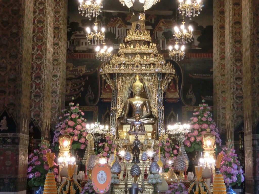 Wat Pathum Wanaram - Viharn