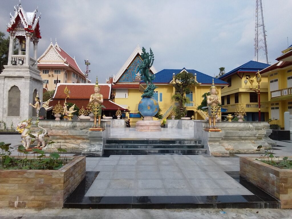 Wat Intharawihan - widok przed świątynią