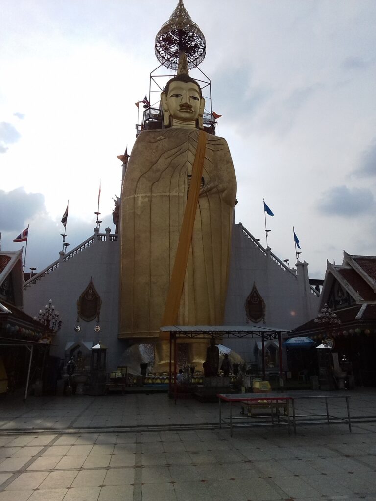 Wat Intharawihan - monumentalny posąg Buddy