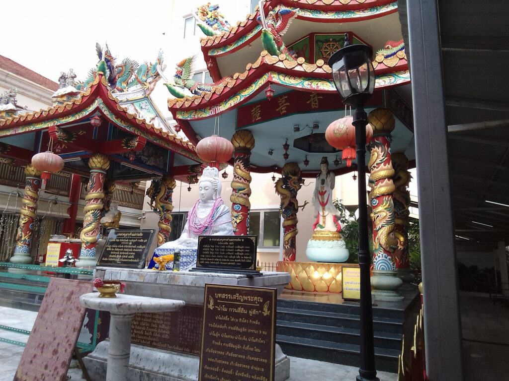 Wat Intharawihan - posągi i kapliczki