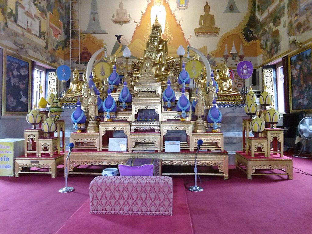 Wat Intharawihan - murale w Sali Święceń