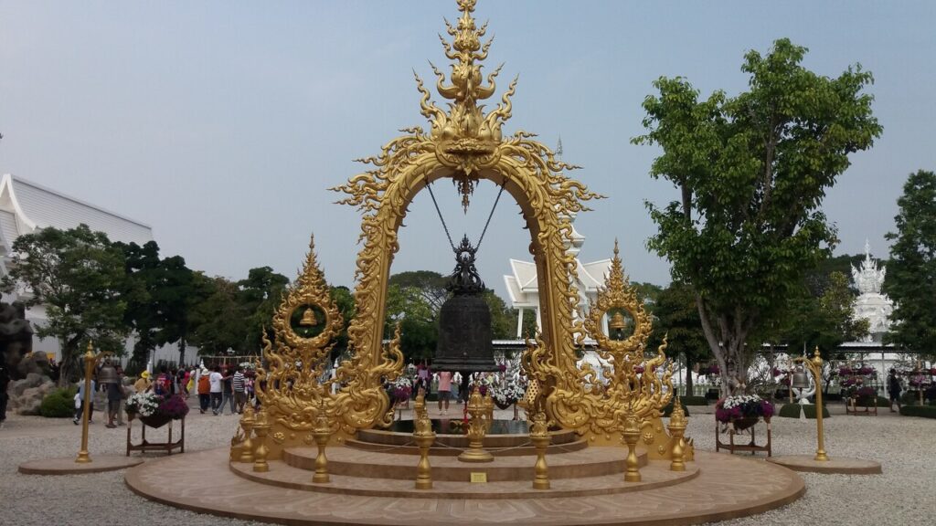 Wat Rong Khun - Dzwonnica, fot. Daniel "Leshy" Karwicki