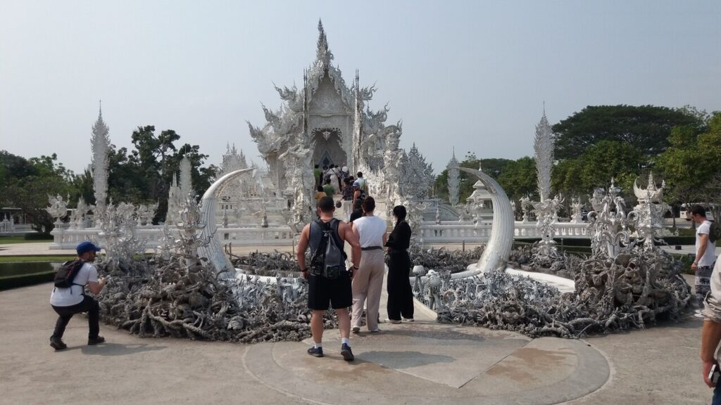 Wat Rong Khun w Chiang Rai - widok na front Białej Świątyni, fot. Daniel "Leshy" Karwicki