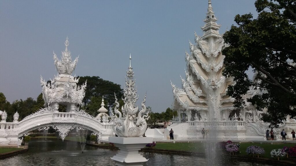 Biała Świątynia w Chiang Rai - widok na teren świątynny,  fot. Daniel "Leshy" Karwicki