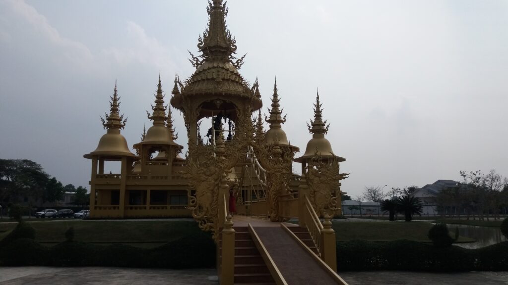 Wat Rong Khun - Park Ganeśa, fot. Daniel "Leshy" Karwicki