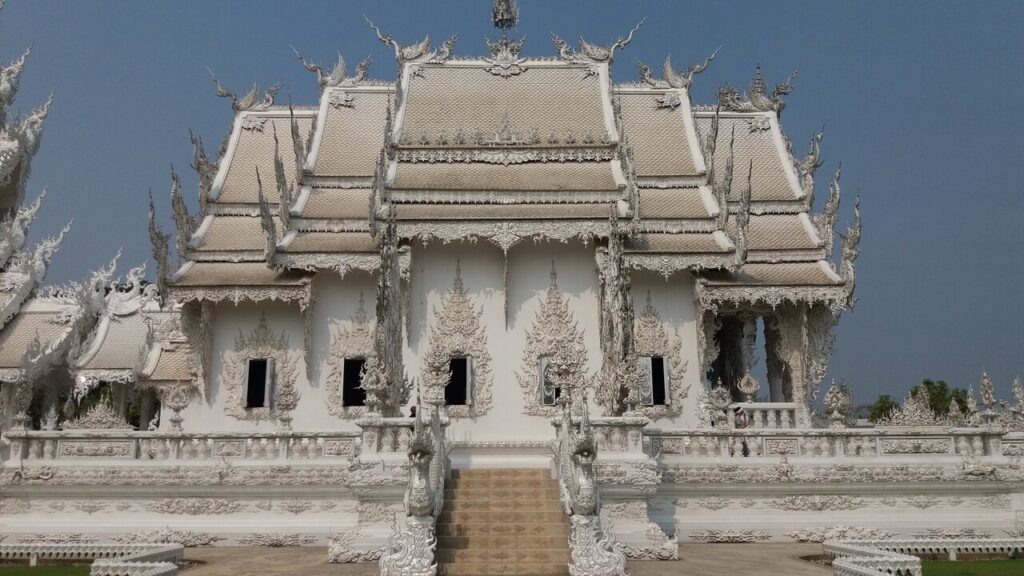 Wat Rong Khun - widok na bok świątyni,  fot. Daniel "Leshy" Karwicki
