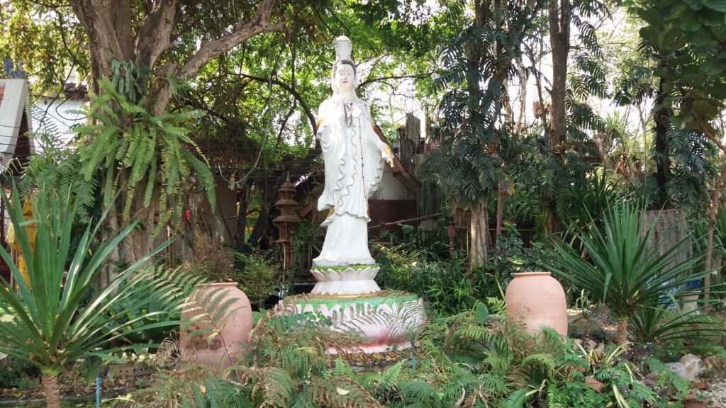 Wat Pa Phra Chao Uthumphon - posąg Guan Yin