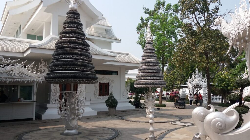 Biała Świątynia (White Temple) w Chiang Rai - drzewa z medalionami, fot. Daniel "Leshy" Karwicki
