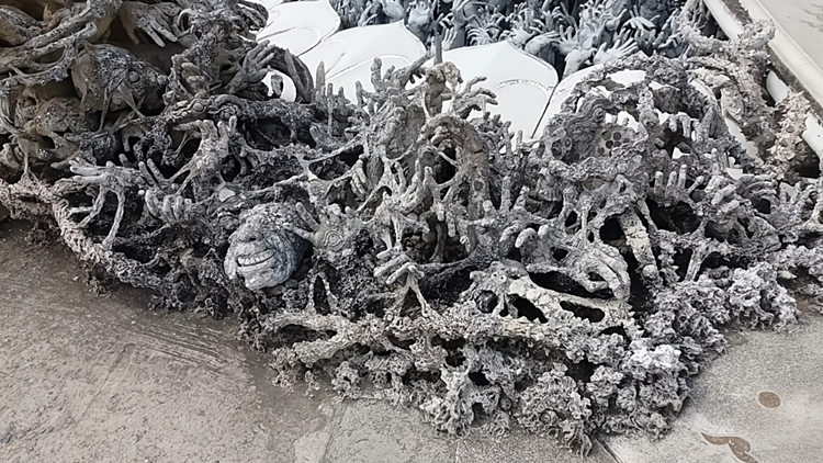 Wat Rong Khun - rzeźby przed wejściem na most, fot. Daniel "Leshy" Karwicki