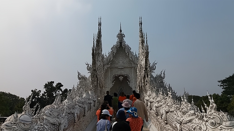 Biała Świątynia w Chiang Rai - most prowadzący do środka, fot. Daniel "Leshy" Karwicki