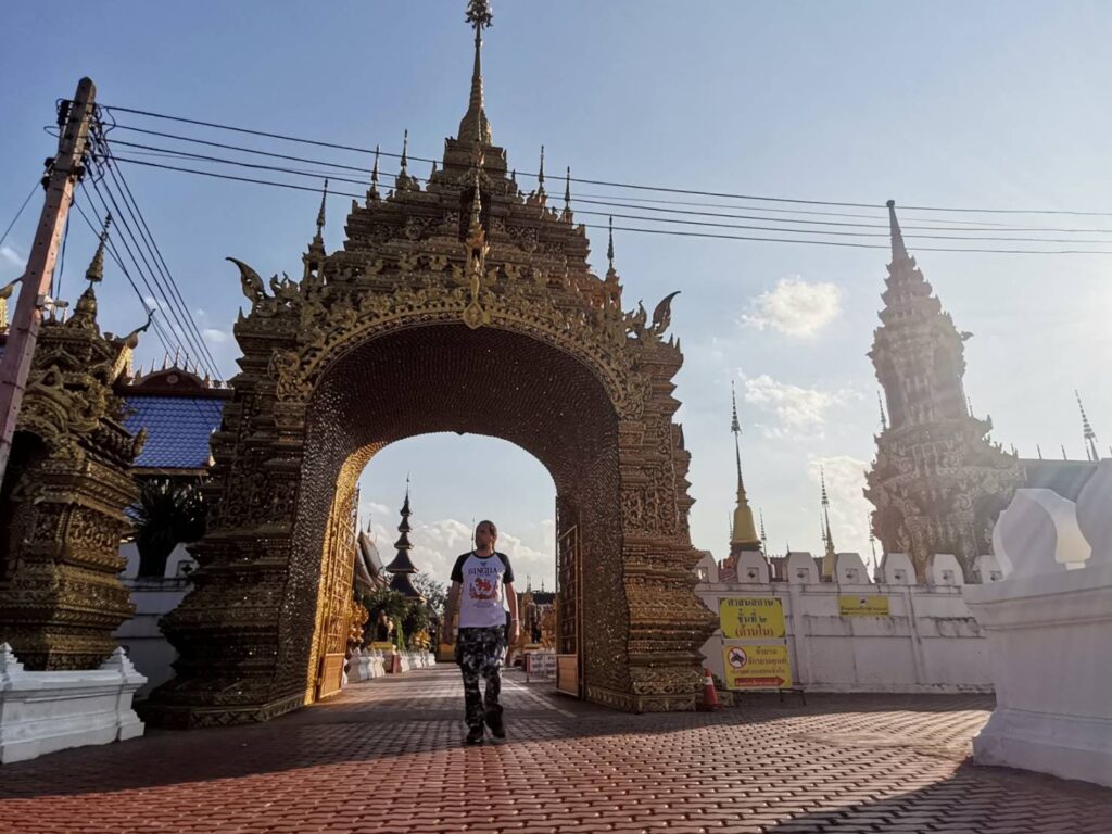 Brama Mekong (Mekong Gate) w Wat Phiphat Mongkhon - fot. Achiradaporn Klungwichien
