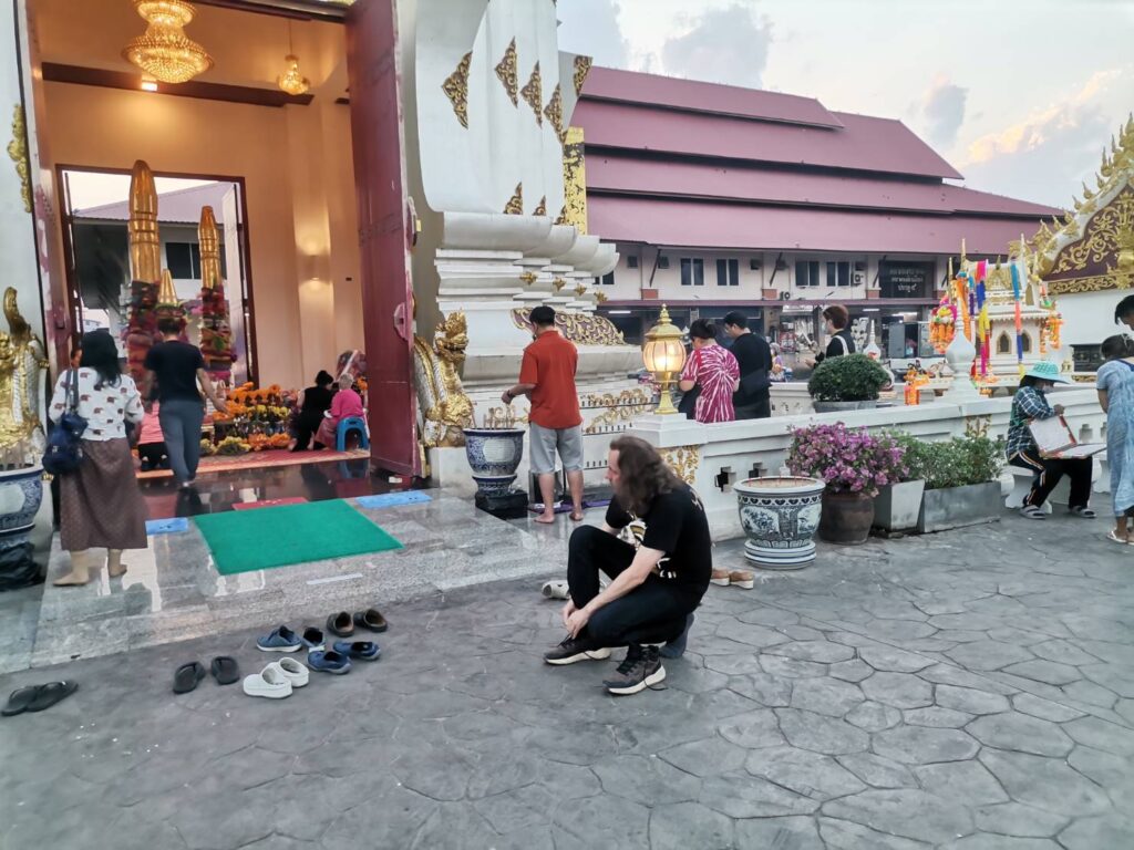 Kultura Tajlandii - ściąganie obuwia, fot. Achiradaporn Klungwichien