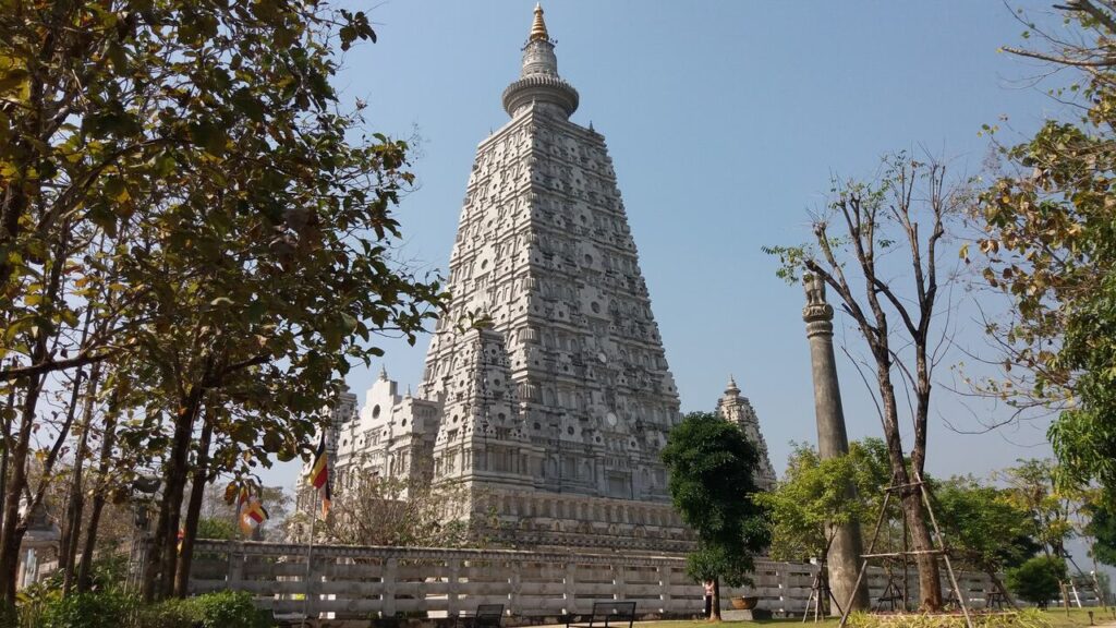 Wat Chong Kham Phra Aram Luang - big stupa Phra Maha Chedi Phutthakhaya