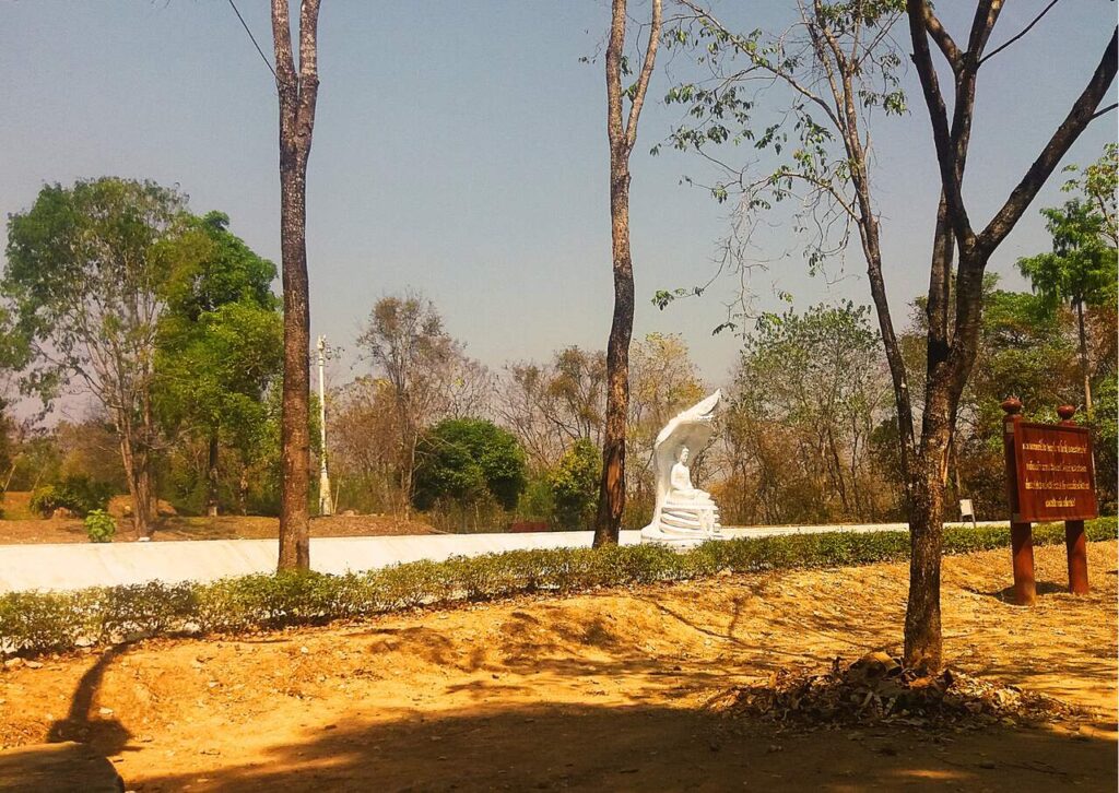 Wat Chong Kham Phra Aram Luang - Muchalinda Lake