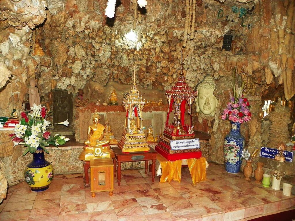 Wat Phayap - cave Parat Cha Wemonmoree