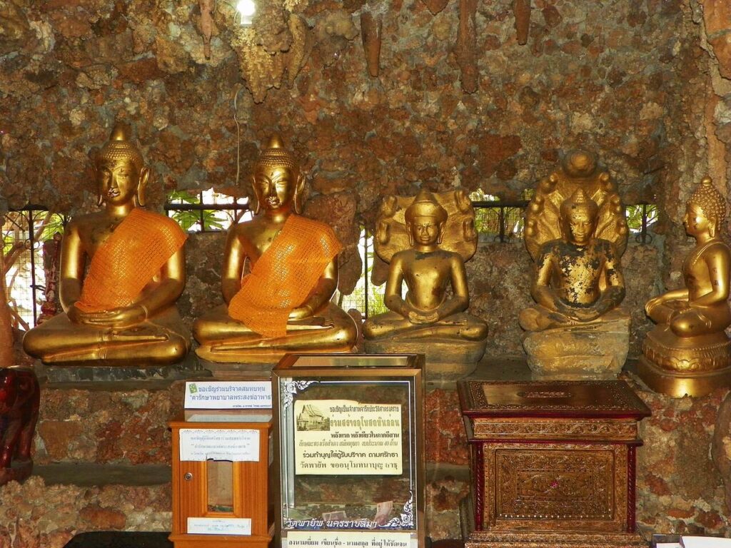 Wat Phayap - cave Parat Cha Wemonmoree