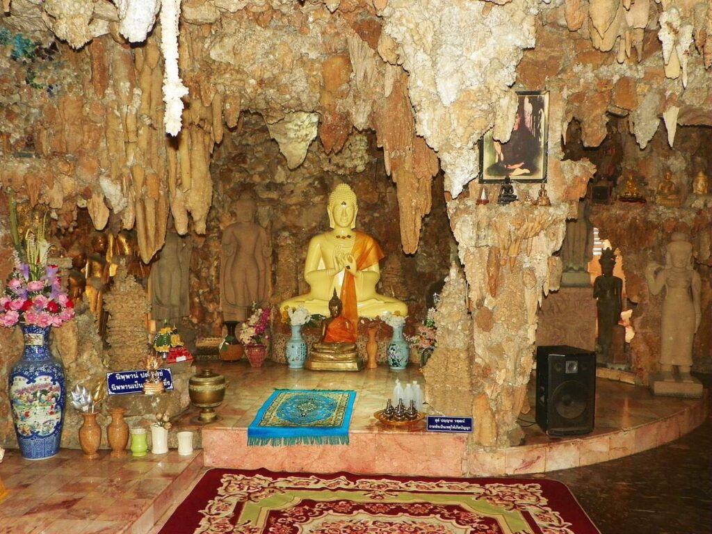 Wat Phayap - cave Parat Cha Wemonmoree