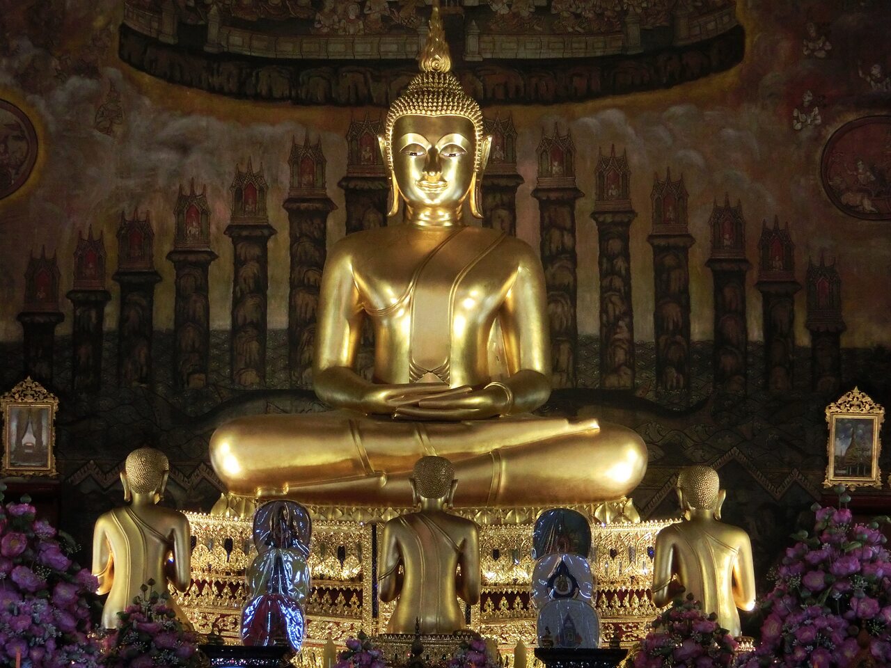 Wat Rakhang Khositaram Woramahawihan - Buddha Statue, photo: Daniel Karwicki