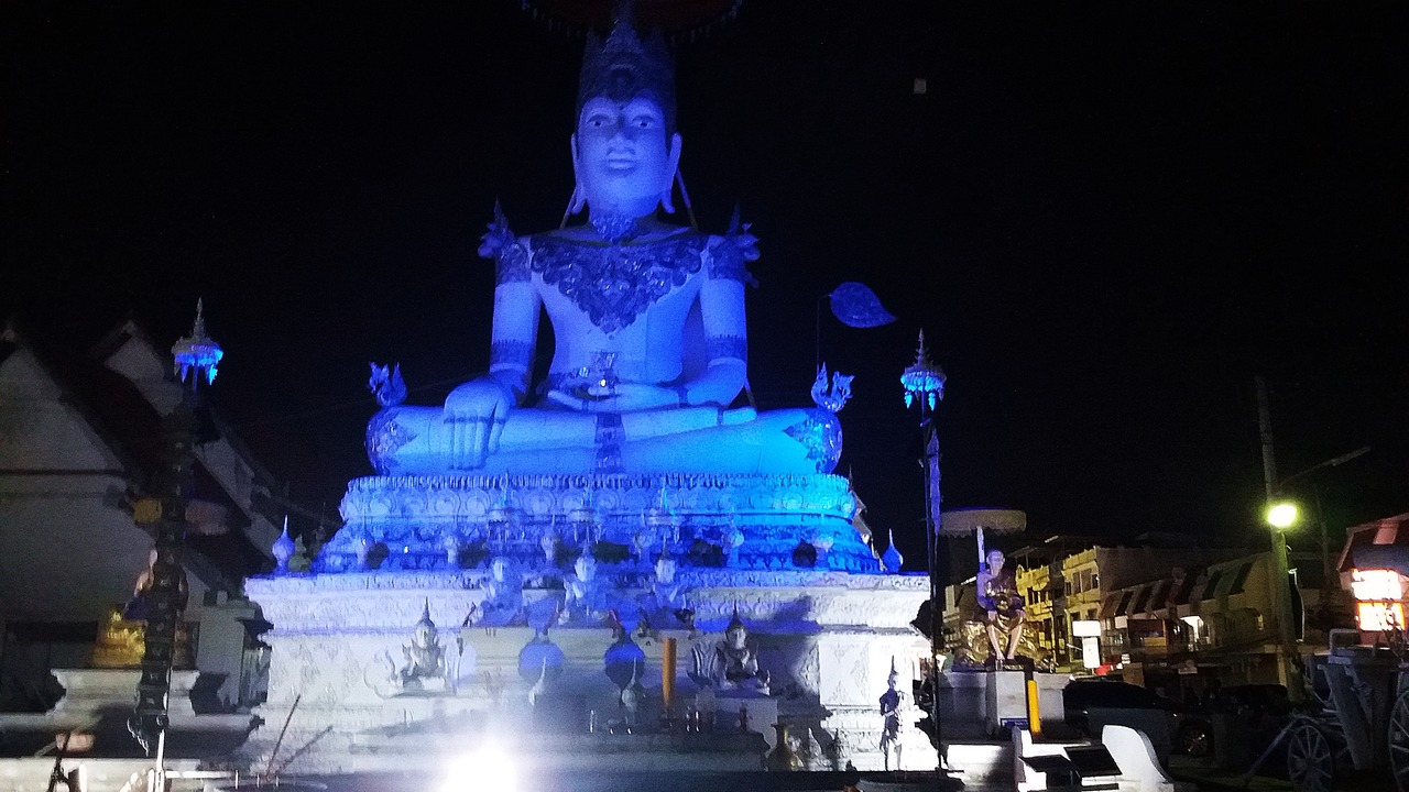 Wat Chiang Rai - Posąg Buddy, photo: Daniel Karwicki