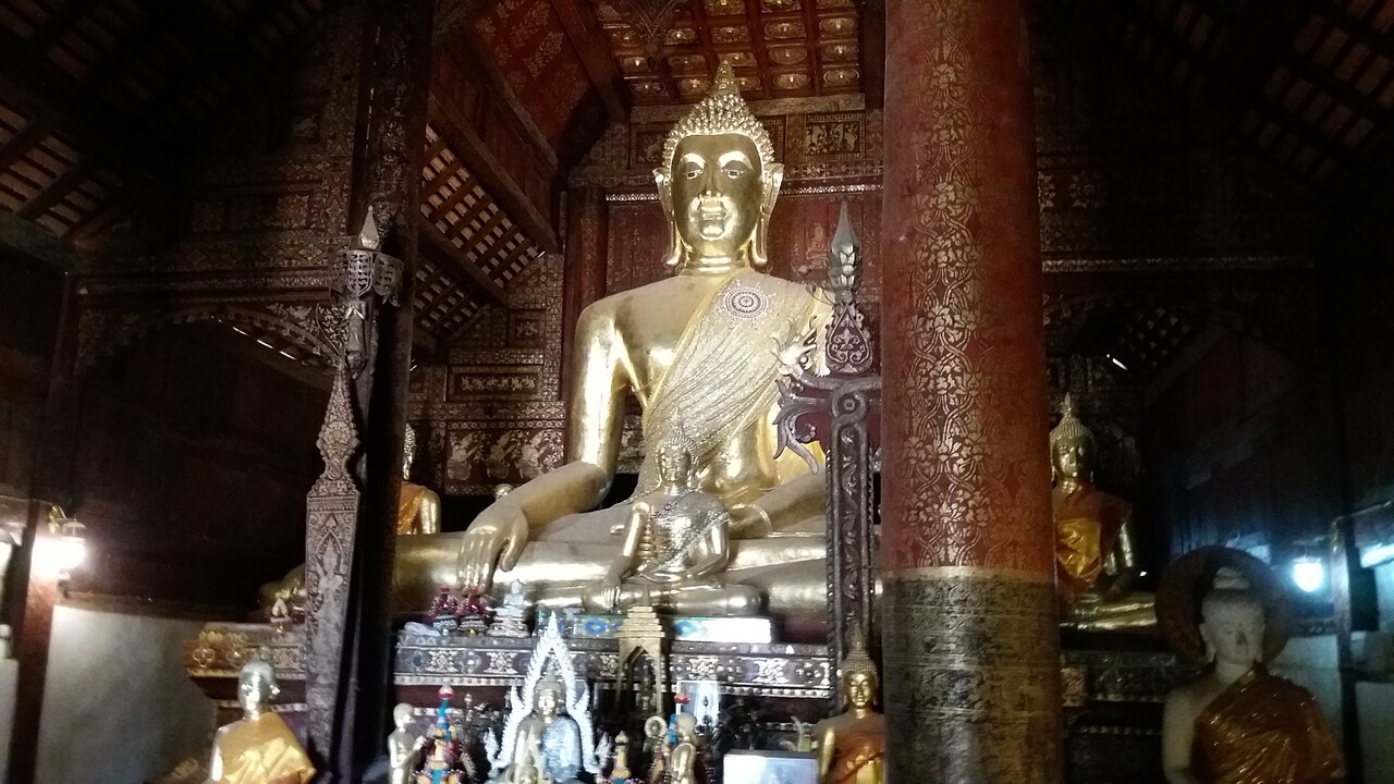 Wat Phra That Lampang Luang - Buddha statue in Viharn Phra Put, fot: Daniel Karwicki