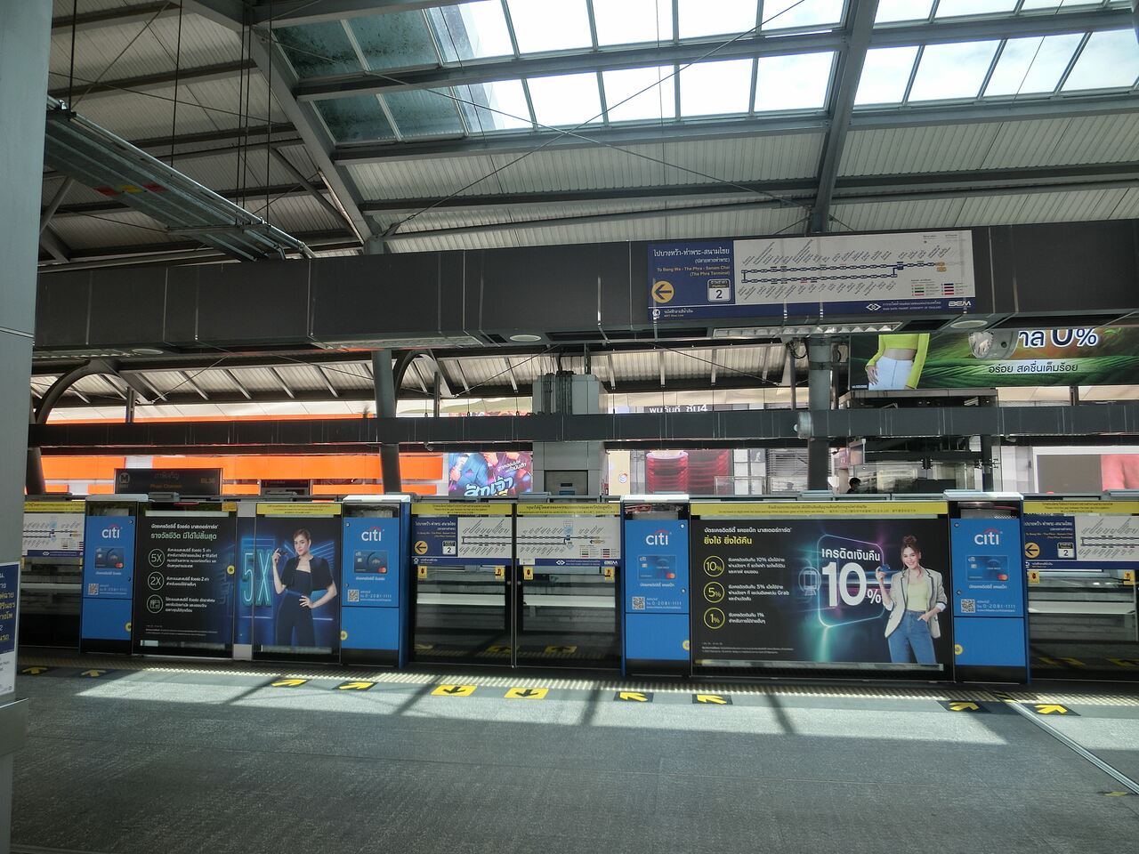 Transport publiczny w Bangkoku - stacja Phai Charoen - photo: Daniel Karwicki