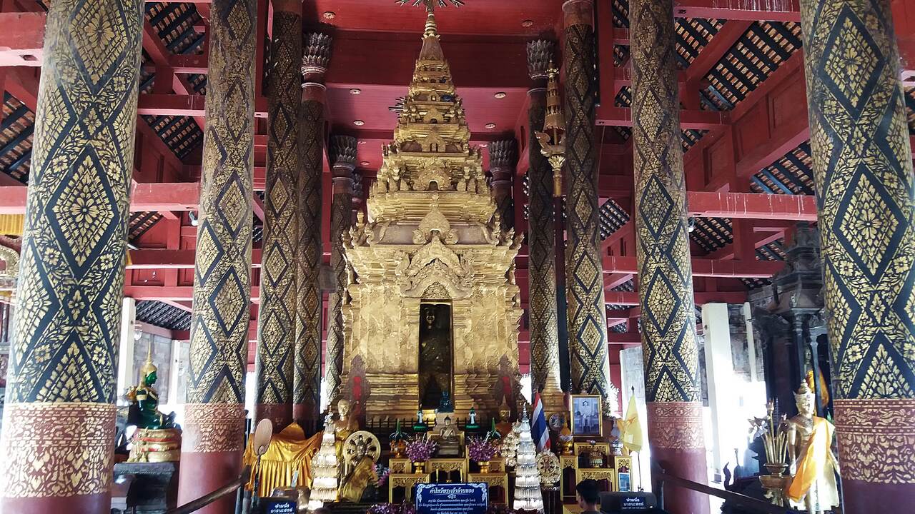 Wat Phra That Lampang Luang - Phra Chao Lan Thong statue - fot: Daniel Karwicki