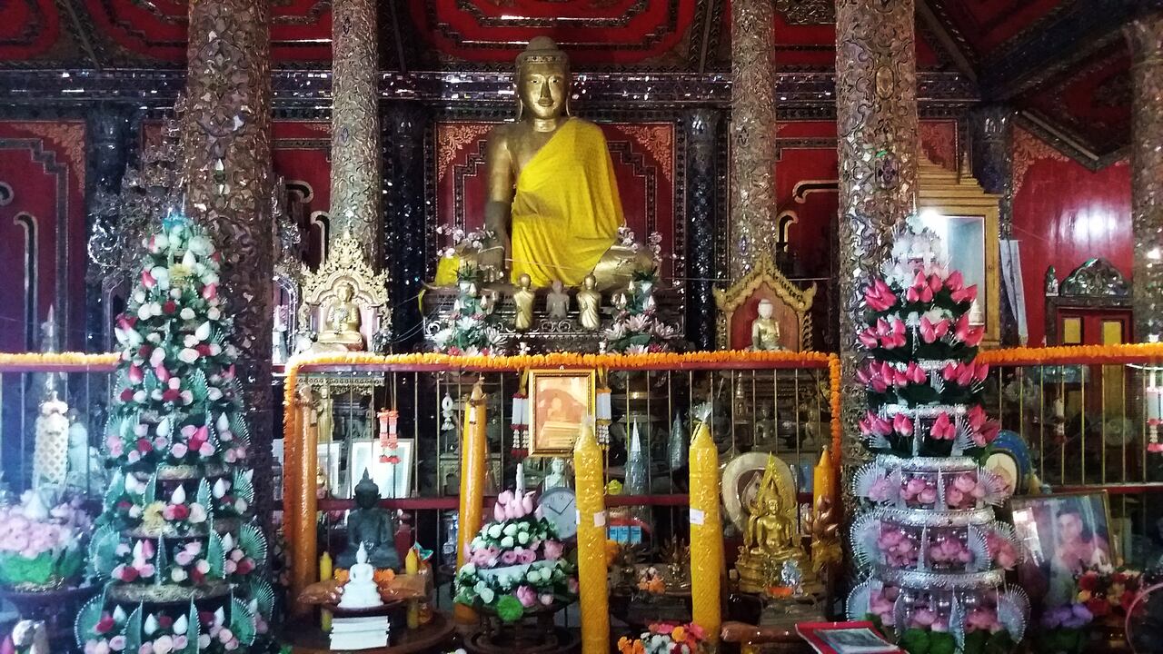 Wat Si Rongmuang - posąg Buddy, fot: Daniel Karwicki