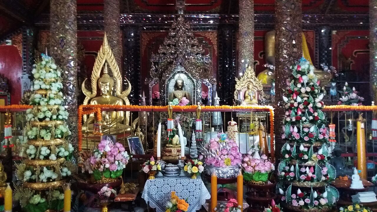 Wat Si Rongmuang - posągi Buddy, fot: Daniel Karwicki
