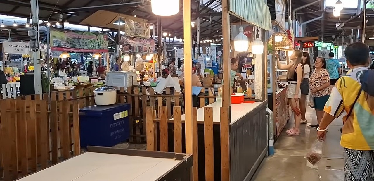 Khlong Lat Mayom Floating Market