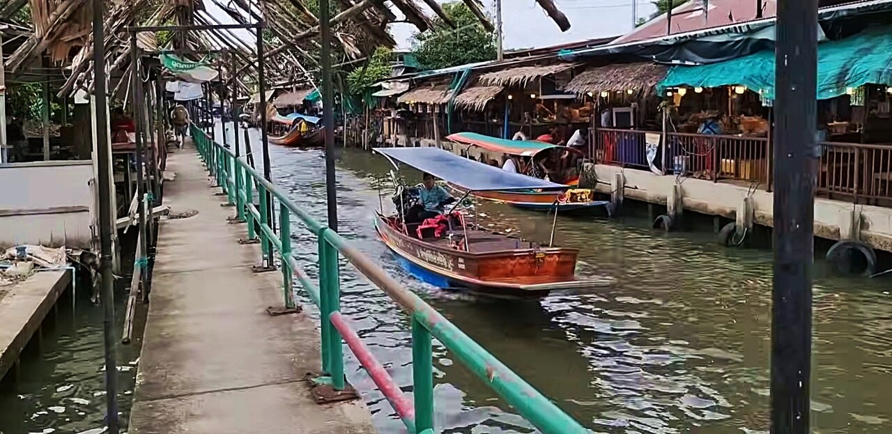 Khlong Lat Mayom Floating Market